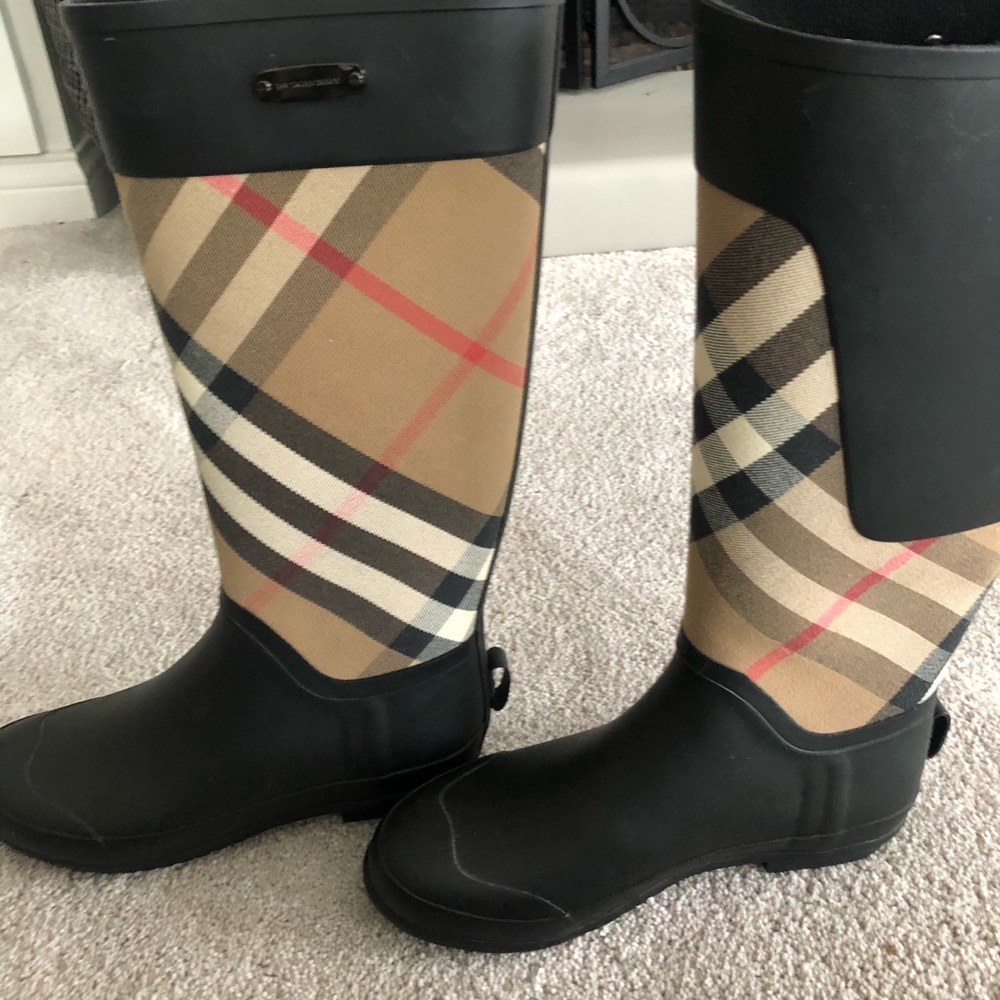 Burberry knee High boots size 39. In mint barely worn condition